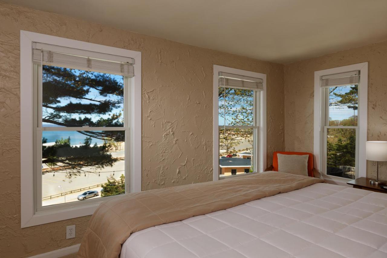 Looking Glass Beachfront Inn Grand Haven Exterior photo