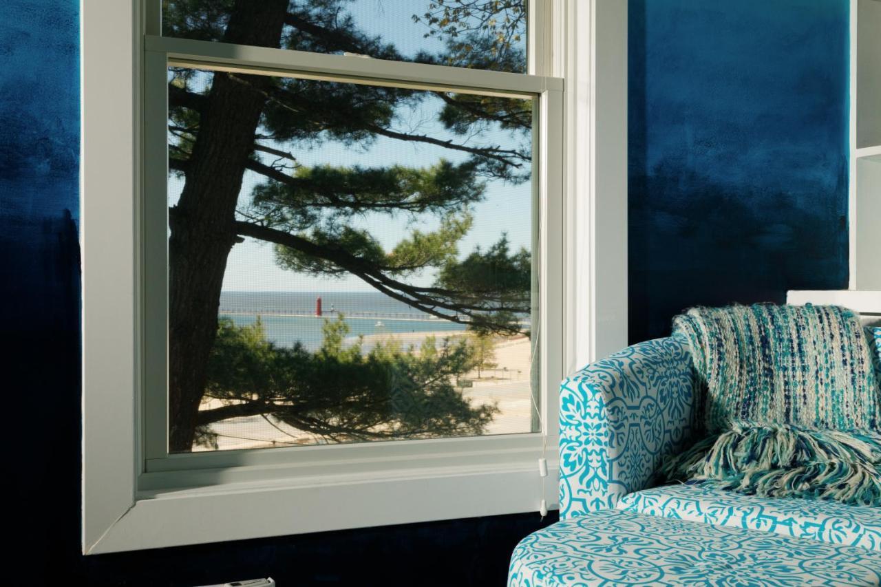 Looking Glass Beachfront Inn Grand Haven Exterior photo