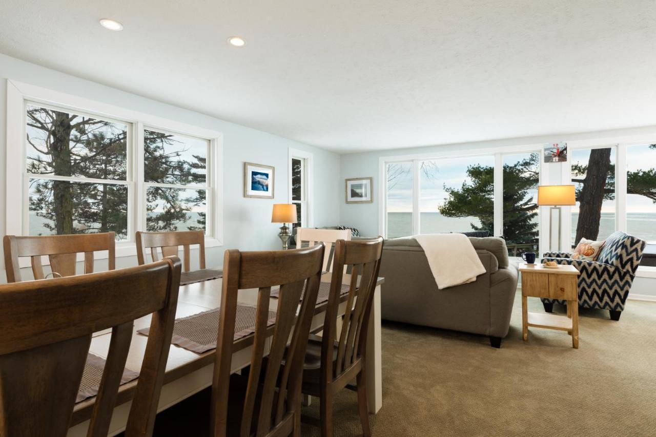 Looking Glass Beachfront Inn Grand Haven Exterior photo